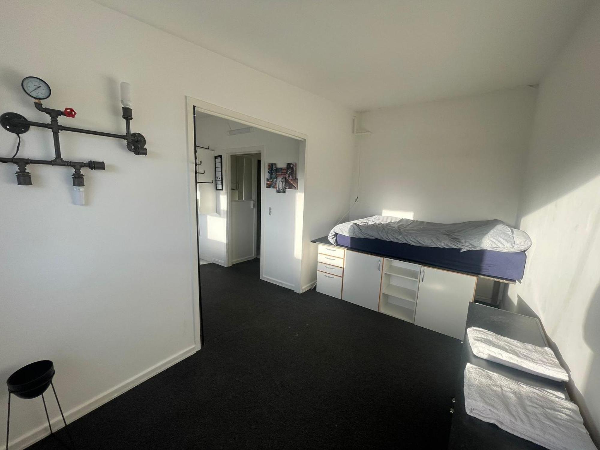 Airport Apartment *